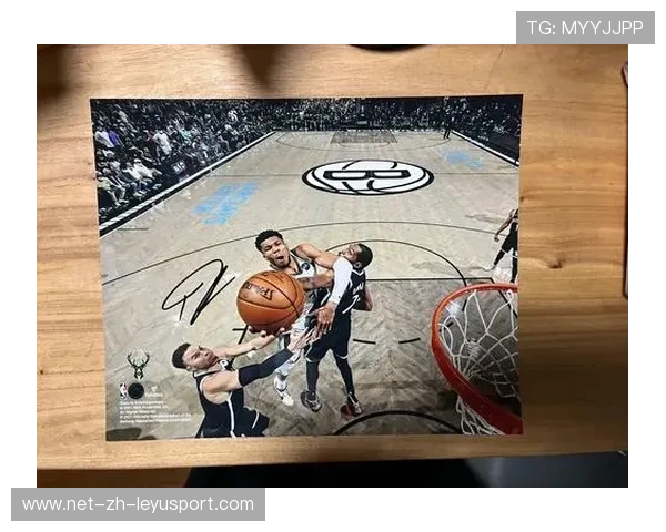 字母哥被拍到给粉丝签名签到手软